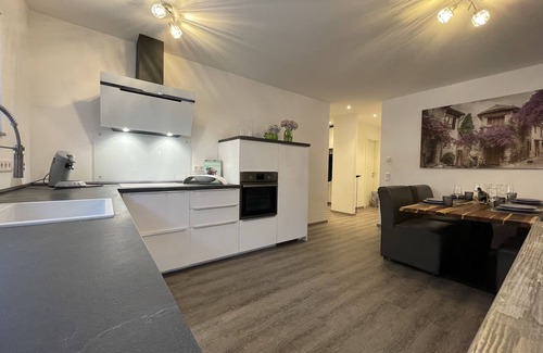 Losheim am See Apartamento | Modern and centrally located holiday apartment with a large balcony.