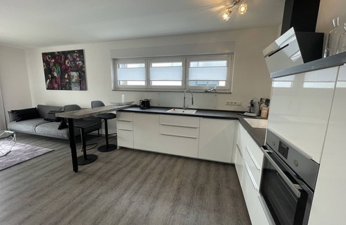 Losheim am See Apartamento | Modern and centrally located holiday apartment with a large balcony.