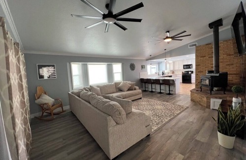 Victorville Casa | Modern and comfortable five-bedroom home.