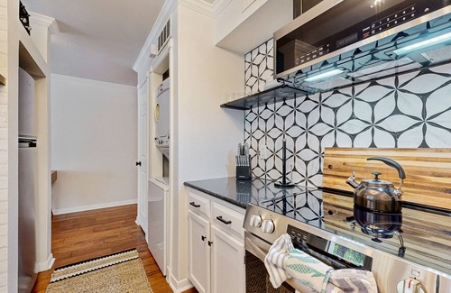 Riverside Condominio | Modern and cozy apartment in downtown with patio, close to lake & restaurants