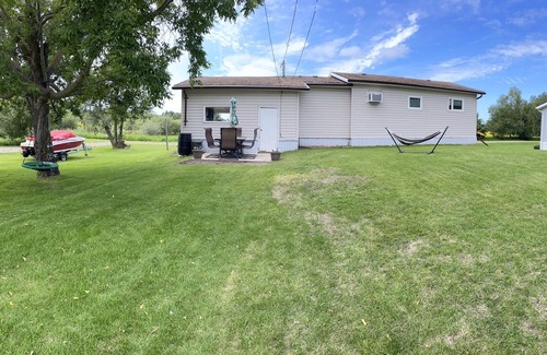Sandy Lake Casa | Modern and cozy cabin on the edge of beautiful Sandy Lake, Manitoba.