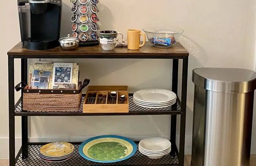 Candler Apartamento | Modern and Cozy Mountain Retreat 15 minutes to downtown Asheville. Dog friendly!
