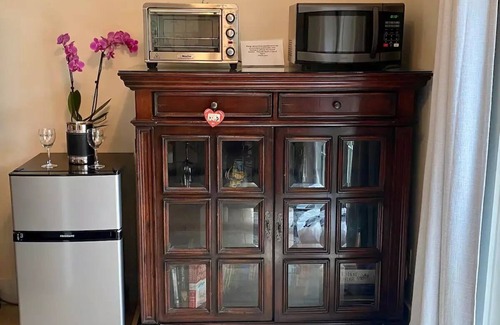 Candler Apartamento | Modern and Cozy Mountain Retreat 15 minutes to downtown Asheville. Dog friendly!
