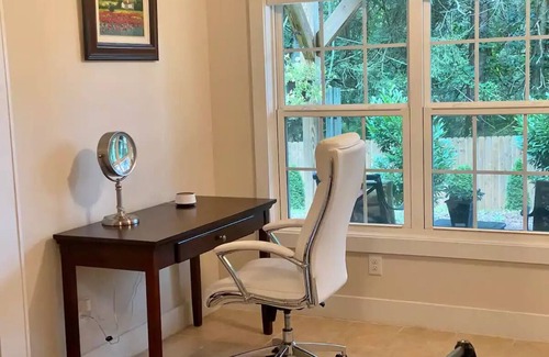 Candler Apartamento | Modern and Cozy Mountain Retreat 15 minutes to downtown Asheville. Dog friendly!