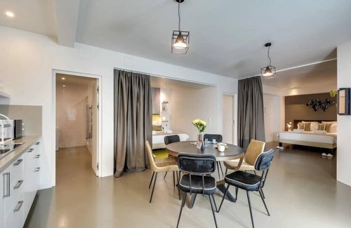 Quartier Sainte-Avoye Apartamento | Modern and eclectic 3BD duplex in Le Marais!