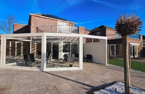 Oude-Tonge Casa | Modern and fully furnished detached dike house. This dike house is suitable for 6 people and has a c