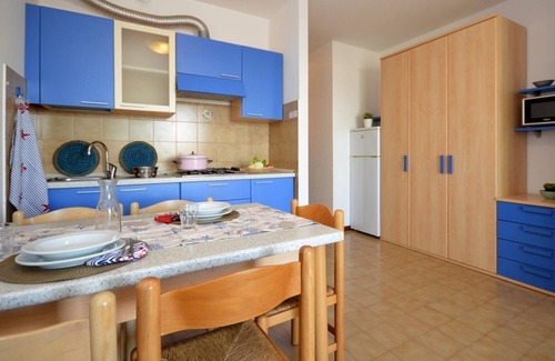 Lignano Sabbiadoro Apartamento | Estancia moderna y encantadora cerca de la playa.