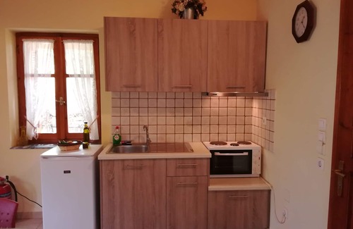 Lefktron Casa | Bungalow de piedra decorado moderno y encantador en el hermoso complejo