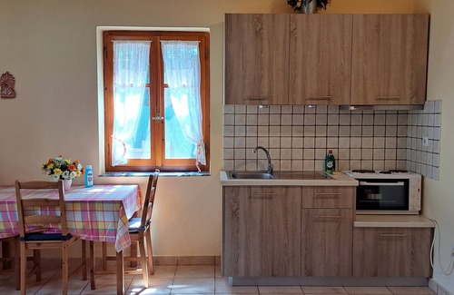 Lefktron Casa | Bungalow de piedra decorado moderno y encantador en el hermoso complejo