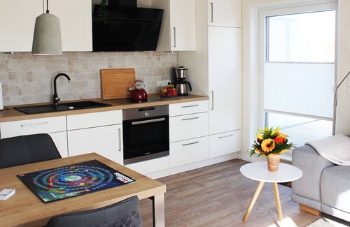 Langeoog Apartamento | Apartamento moderno y bien amueblado en Langeoog con 2 balcones.