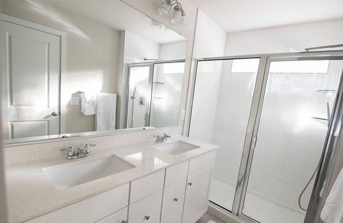 Stafford Casa | Modern and Luxurious captivating home with great backyard
