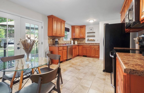 Glencliff Casa | Modern and Musical 1950s Ranch-Sleeps 5