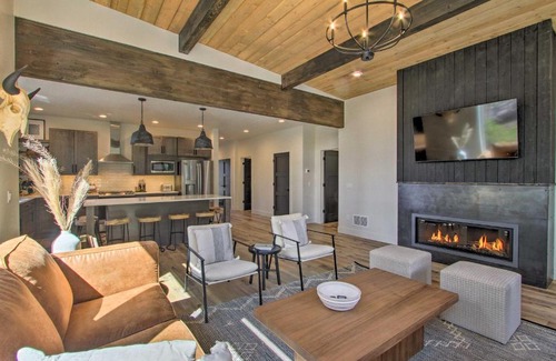 Philipsburg Casa | Modern and Newly Built Cabin Ski, Fish, Hike!
