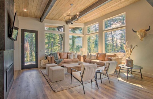 Philipsburg Casa | Modern and Newly Built Cabin Ski, Fish, Hike!