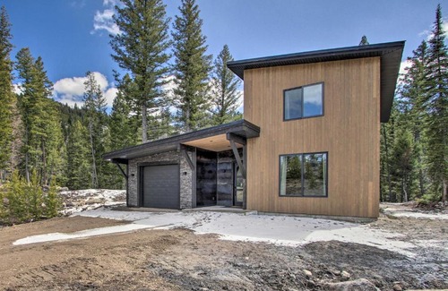 Philipsburg Casa | Modern and Newly Built Cabin Ski, Fish, Hike!