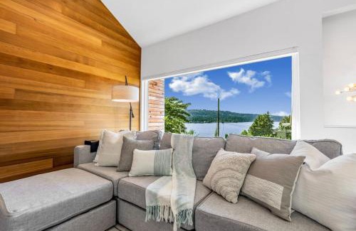 Sammamish Casa | Modern and Relaxing Lake Sammamish View House