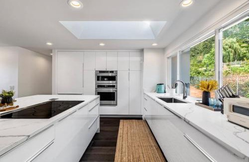 Sammamish Casa | Modern and Relaxing Lake Sammamish View House