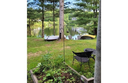 Rawdon Chalet De Esquí | Modern and rustic chalet on the edge of a peaceful lake in Rawdon.