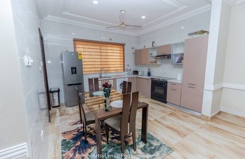 Teshie Apartamento | Modern and Spacious 2 Bdrm Serviced Apt w/ Patio - Approx. 15 mins from Airport