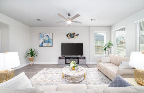 Rosenberg Casa | Modern and Spacious 4BR Home in Rosenberg, TX