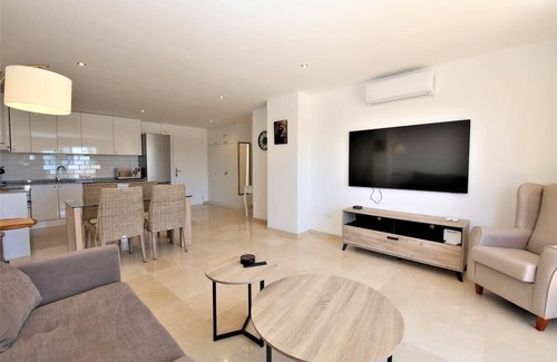 Estepona Apartamento | Apartamento moderno y espacioso con vista al mar, Primera línea en el puerto cerca de playa y bares