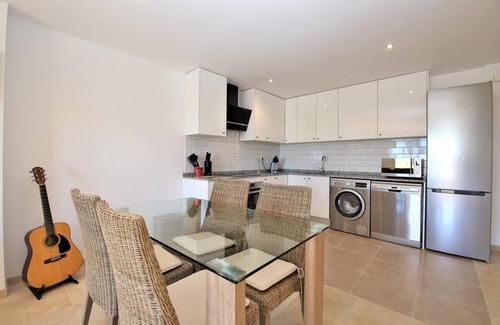 Estepona Apartamento | Apartamento moderno y espacioso con vista al mar, Primera línea en el puerto cerca de playa y bares