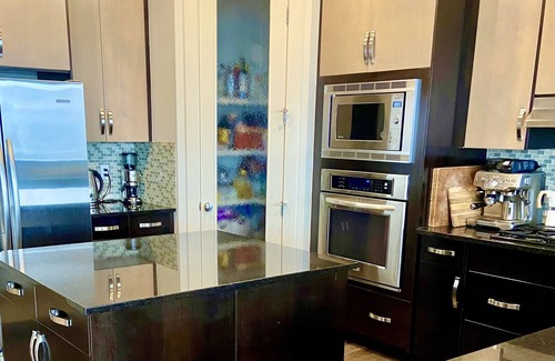 Cochrane Casa | Modern and spacious family home close to Calgary and the mountains.