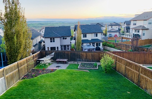Cochrane Casa | Modern and spacious family home close to Calgary and the mountains.