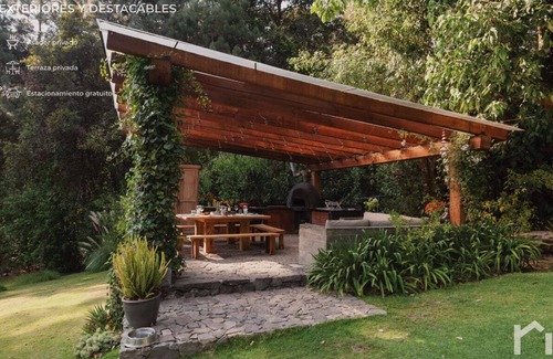Valle de Bravo Villa | Moderna y Amplia Casa Rodeada del Bosque San Simon