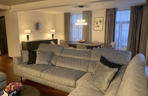 Antwerp Apartamento | Modern and Stylish! Luxury apartment in the center of Antwerp. Private parking and fully serviced.