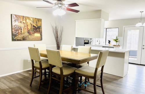 Lake Dallas Casa | Modern and Stylish updated home