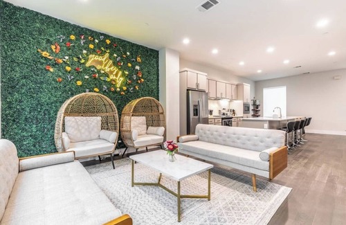 Old East Dallas Casa | Modern and Unique Game House with Rooftop Terrace