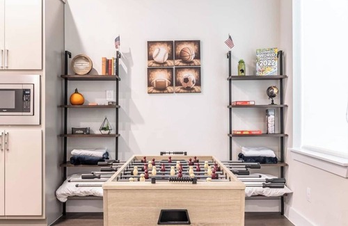 Old East Dallas Casa | Modern and Unique Game House with Rooftop Terrace