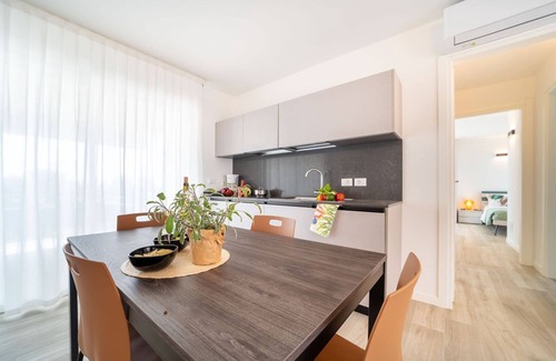 Lignano Sabbiadoro Apartamento | Apartamento moderno con solárium y vista panorámica a la laguna y al mar.