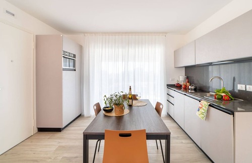 Lignano Sabbiadoro Apartamento | Apartamento moderno con solárium y vista panorámica a la laguna y al mar.
