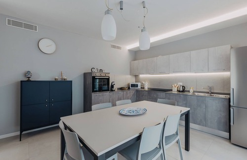 Monte Apartamento | Modern apartment with pool just steps from the beaches of Lake Garda