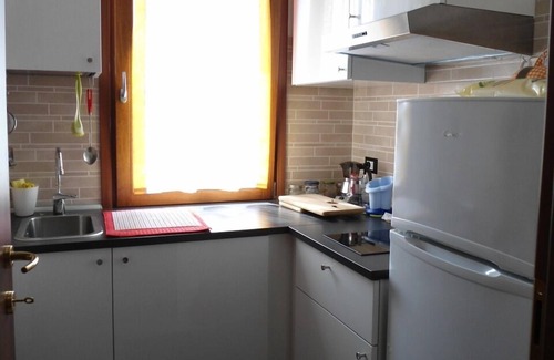 Terzo d'Aquileia Apartamento | Apartamento moderno con vigas de madera.