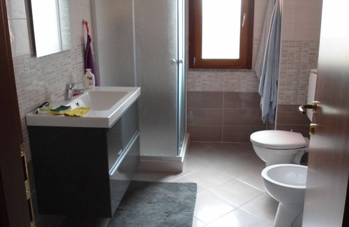 Terzo d'Aquileia Apartamento | Apartamento moderno con vigas de madera.
