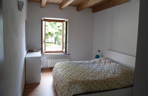 Terzo d'Aquileia Apartamento | Apartamento moderno con vigas de madera.