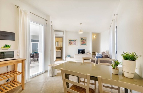 Monte Petrosu Apartamento | moderno apartamento a 5 min del mar con aire acondicionado, piscina, wi-fi