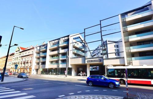 Nusle Apartamento | Modern Apartment Garden Near The City Center