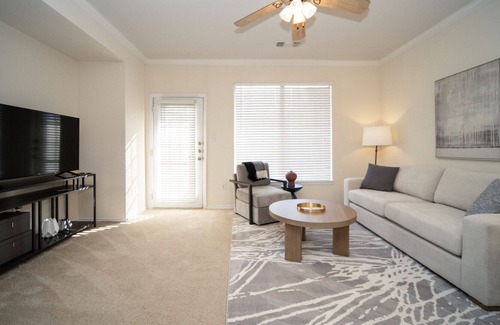 West Chester Apartamento | Modern Apartment in Prime Location (ID7083X61)