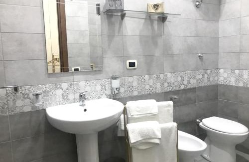 Naples City Centre Apartamento | Modern Apartment in Napoli, Balcony