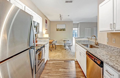 Brentwood Apartamento | Modern Apartment in Prime Location (ID4109X92)