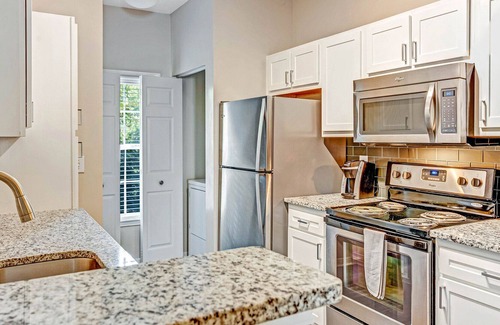 Brentwood Apartamento | Modern Apartment in Prime Location (ID4109X92)
