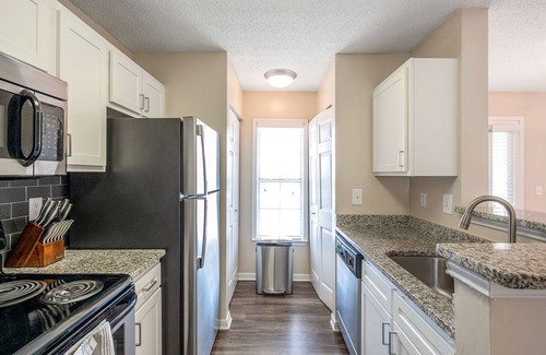 Brentwood Apartamento | Modern Apartment in Prime Location (ID8494X66)