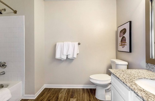 Brentwood Apartamento | Modern Apartment in Prime Location (ID8494X66)