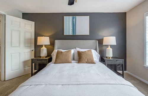 Brentwood Apartamento | Modern Apartment in Prime Location (ID8494X66)
