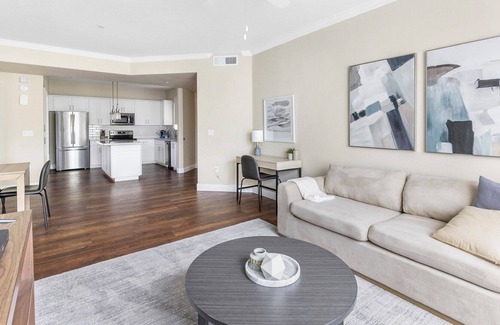 Mesa Apartamento | Modern Apartment in Prime Location (ID1249X749)