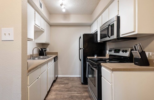 Riverside Apartamento | Modern Apartment in Prime Location (ID3235X57)